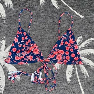 ✨SOLD✨Acacia swimwear poppy top